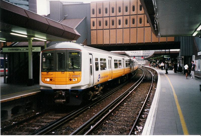 class 319 in Connex south central livery at London Bridge