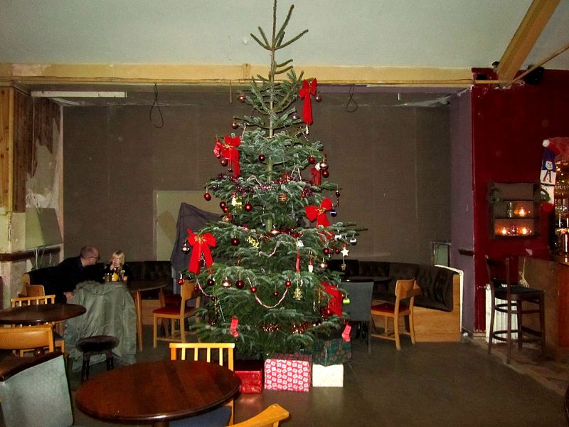 xmas tree at The Catford Constitutional Club on Thurs 19th Dec 2013