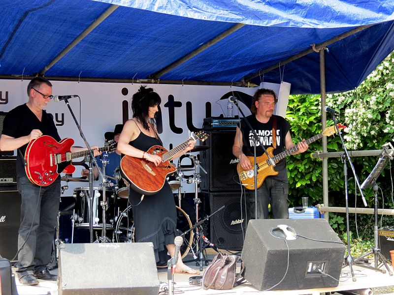 Chain on stage - Cheqstock 13th July 2013