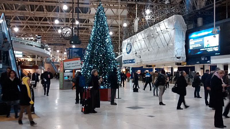 Waterloo station ignoring 12th night bad luck by keeping their xmas tree up on the 7th of January 2014