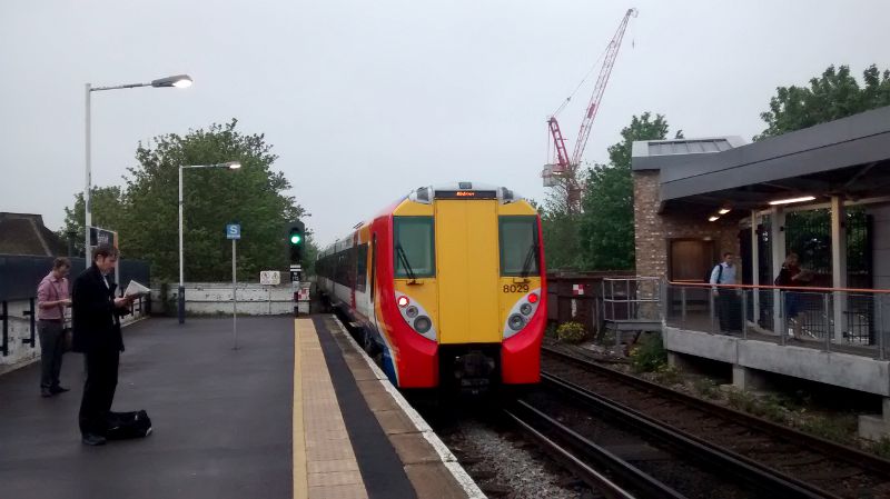 class 455 pulling out of Earlsfield station