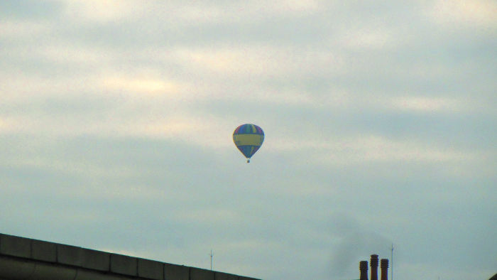 hot air balloon seen from Earlsfield
                            station