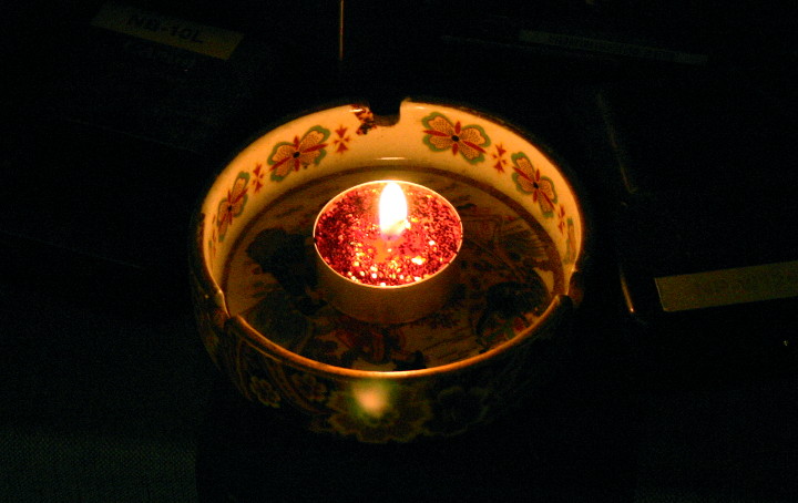 candle flame on red
                        glitter tea light