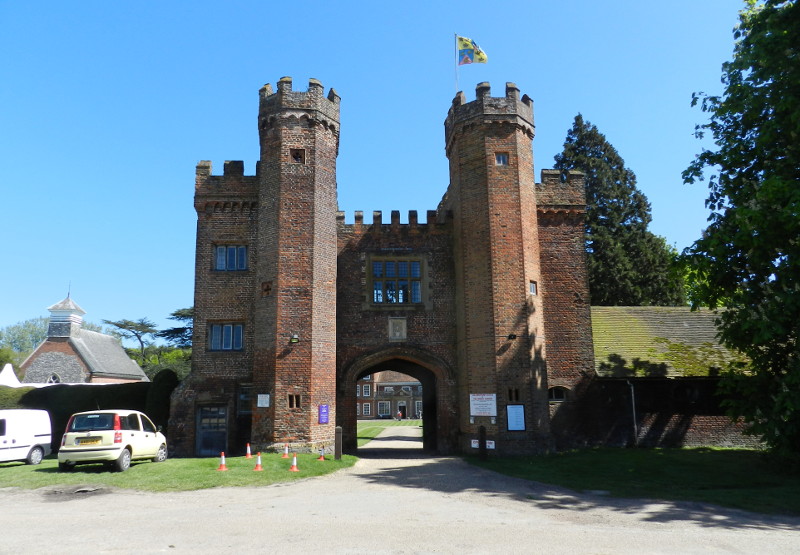 gate house of
                        Lullingstone Castle