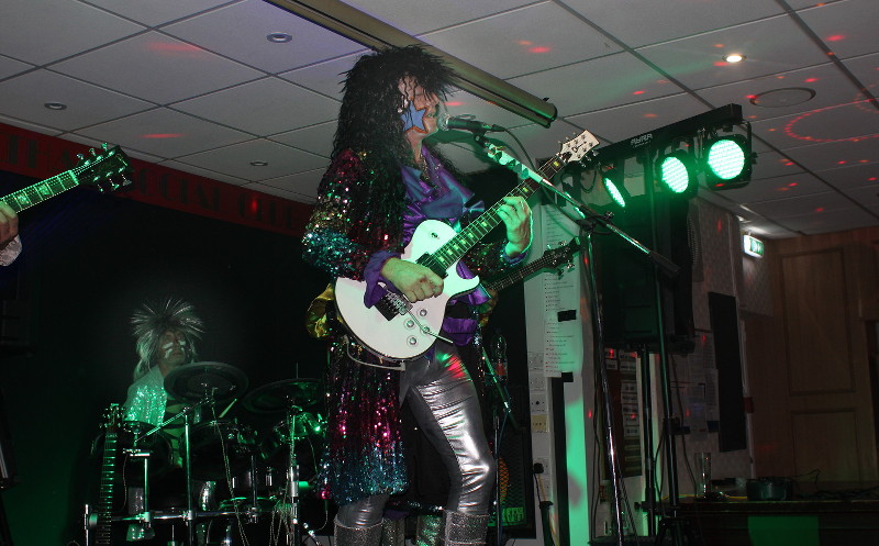 Des Hanna - lead
                        guitar and singer of Glamstar