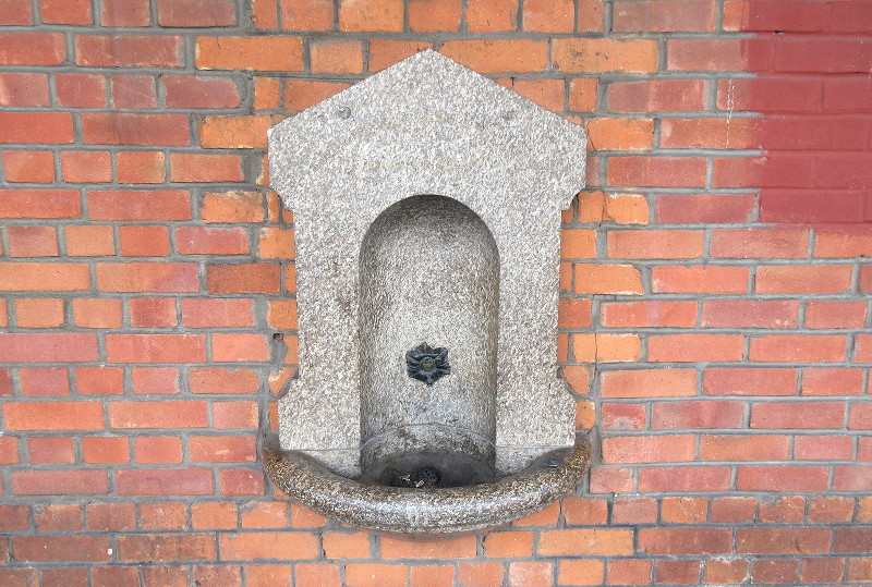 dry drinking
                              fountain on Limehouse platform 2
