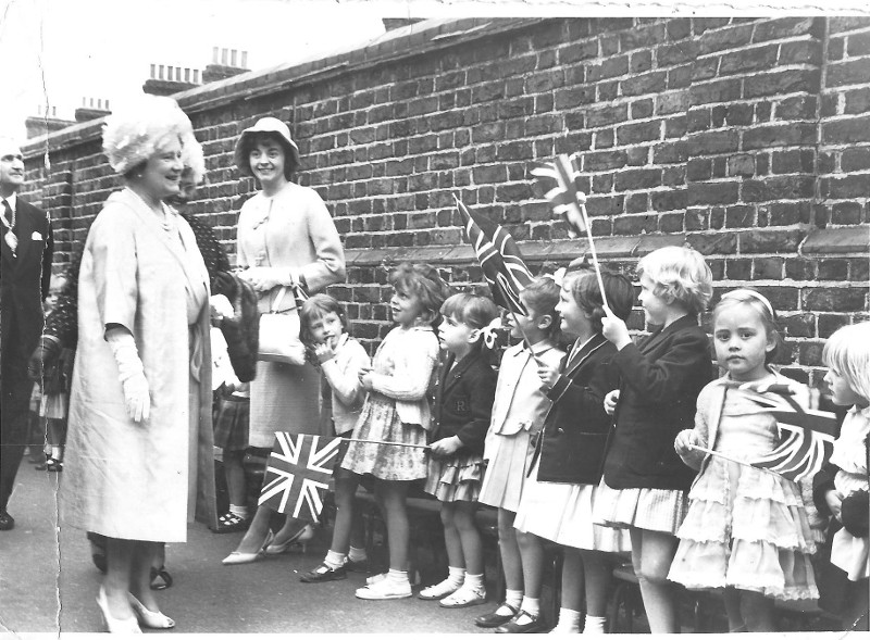 The Queen mum at Rathfern Road
                              school
