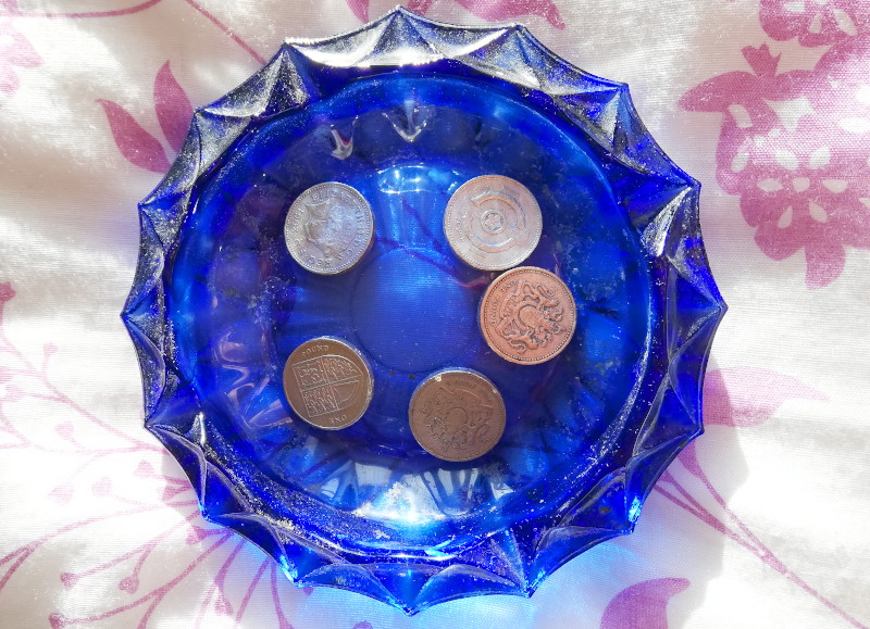 blue
                                    ashtray with old £1 coins