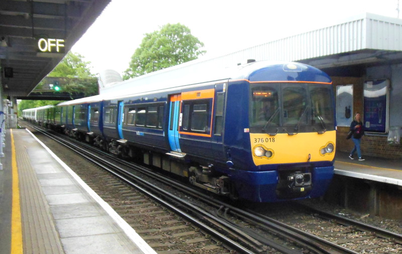 376018