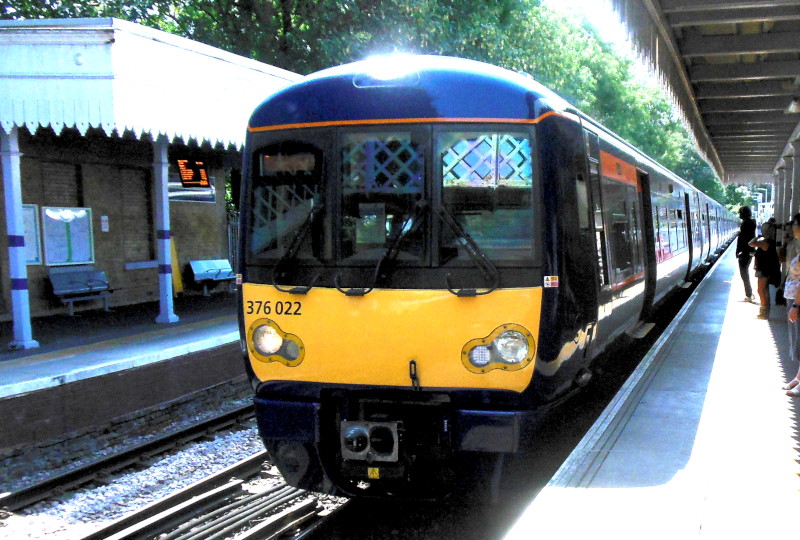 376022