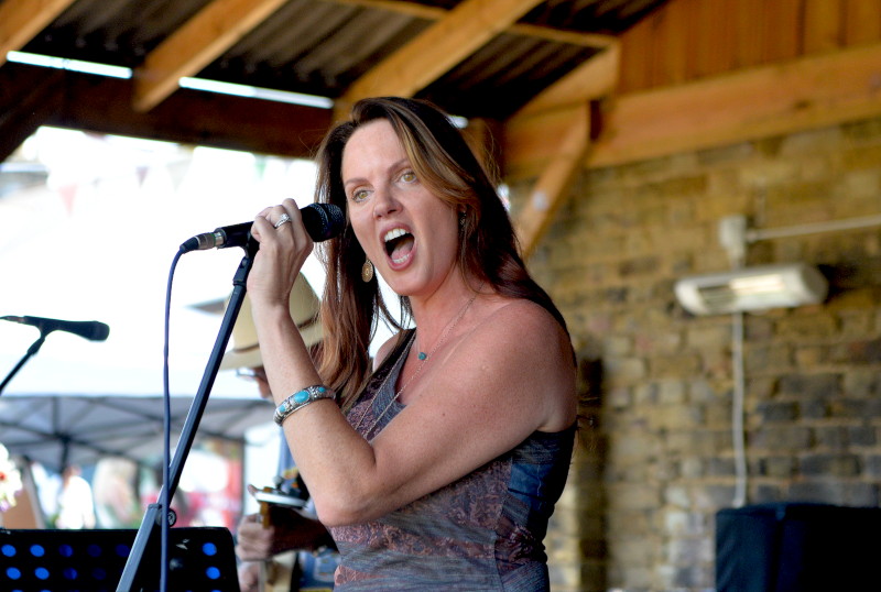 Miranda singing