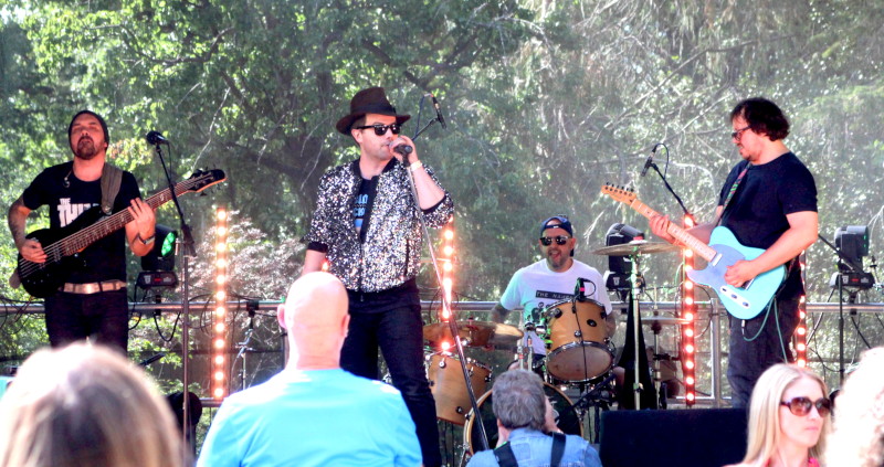 The
                                          band seen from the middle of
                                          the audience